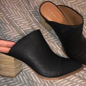 Black snake print report shoes